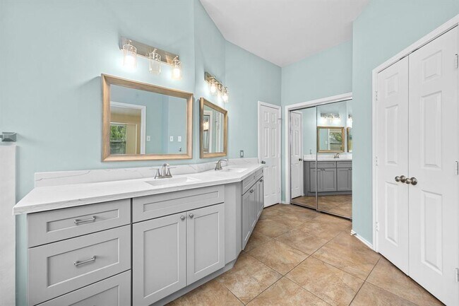 Building Photo - 4702 Forest Home Dr
