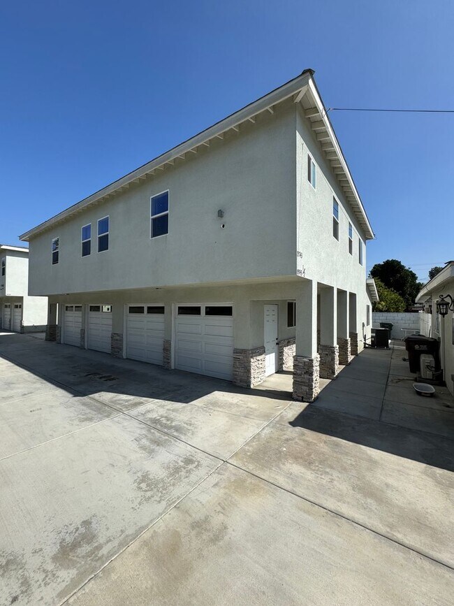 Building Photo - 4L Hayland
