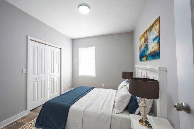 Building Photo - "Charming 3-Bed, 2-Bath Townhouse Retreat ...