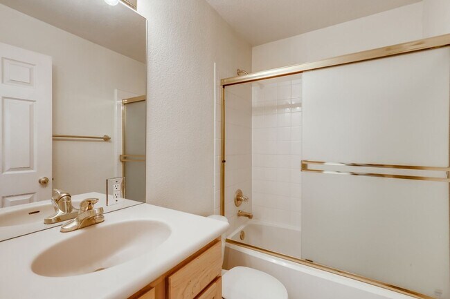 Building Photo - 1 MONTH FREE! Spacious & Light Filled 2-Be...