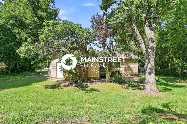 Building Photo - 3 Bedroom Pet-Friendly Home in Charlotte, NC with Main Street Renewal