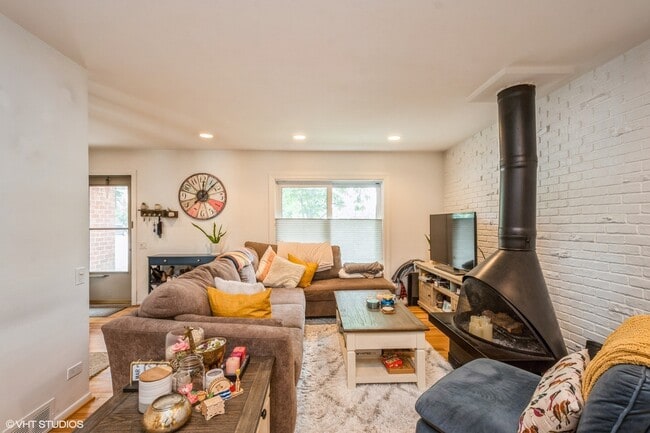 Building Photo - 2103 N Larrabee St