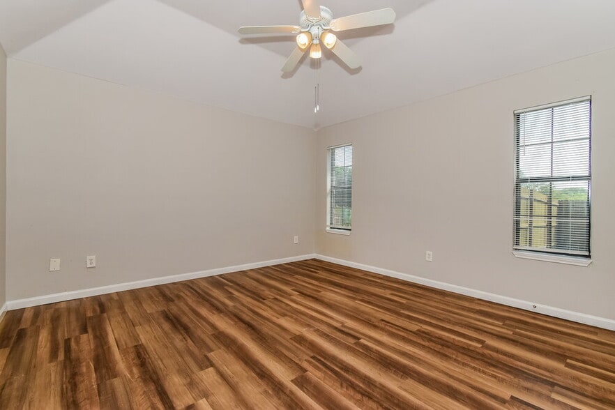 Building Photo - 543 Lakeside Dr