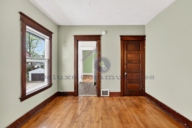 Building Photo - Beautiful Two Bedroom Lower Unit! Available NOW!!