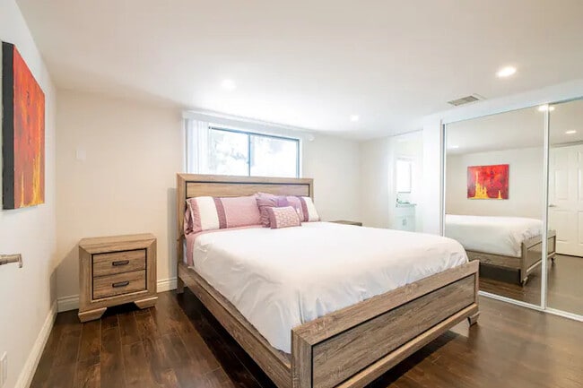 Building Photo - Hilltop 5BR Retreat w/ Sunset Views + Game Room