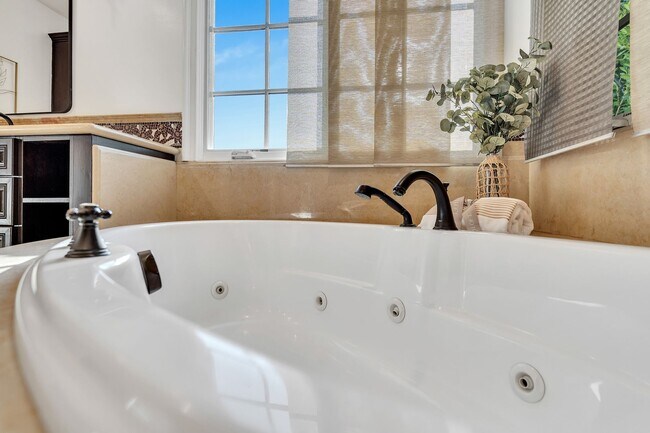 Building Photo - GORGEOUS 7 BED 6.5 BATH FOR LEASE IN BEVER...
