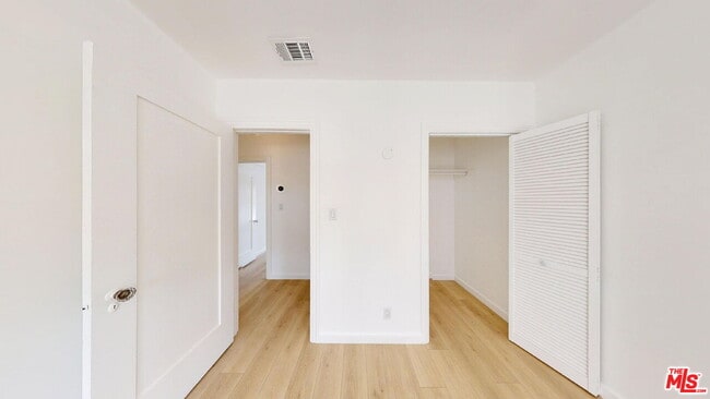 Building Photo - 2032 W 80th St