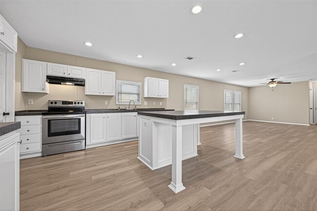 Building Photo - 15933 W Relza Dr