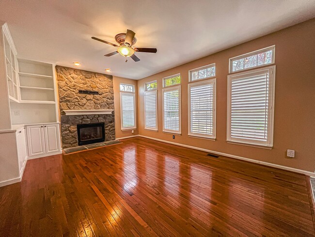 Building Photo - Stunning 4 Bedroom 3 Bathroom Brick Home W...