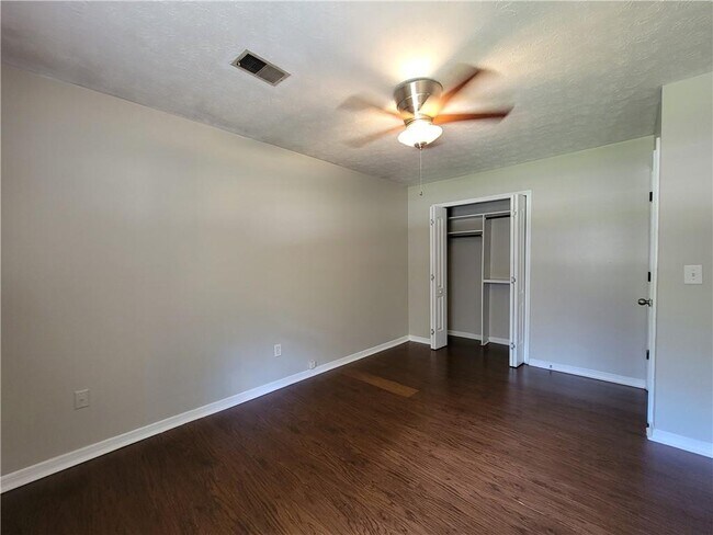 Building Photo - 2506 Windmere Dr NW