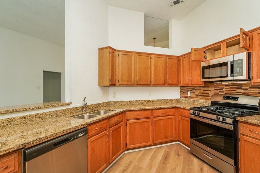 Building Photo - 936 Manor Dr