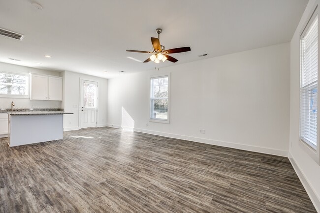 Building Photo - 913 W Virginia Ave