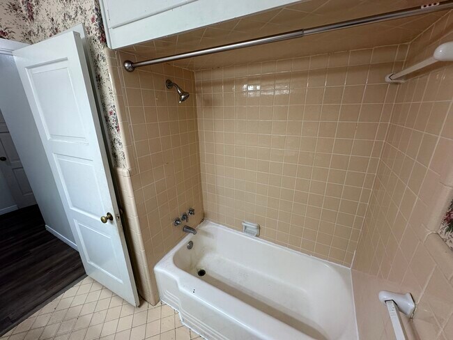 Building Photo - 711 E Locust Ave