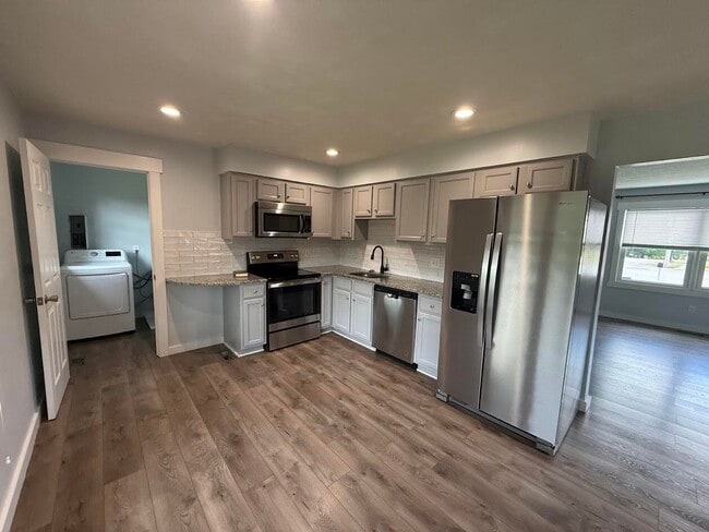 Building Photo - 408 Foxwood Dr