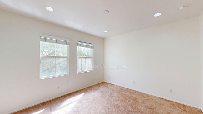 Building Photo - Amazing 2 Bedroom/2.5 Bathroom