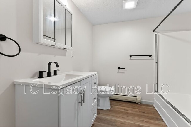 Building Photo - 1121 Eastwood Dr