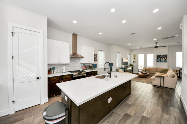 Building Photo - 3905 B Pinemont Dr