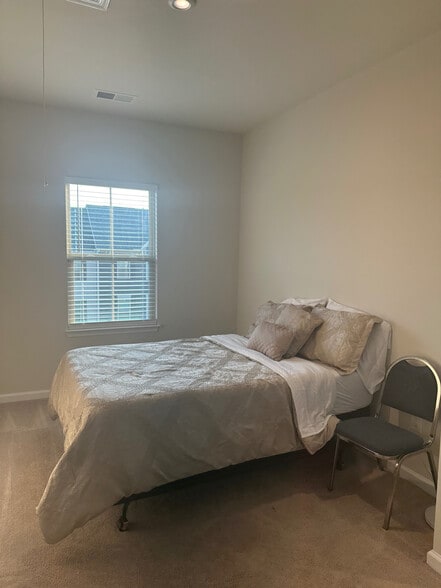 Building Photo - Room in Townhome on Poplar Leaf Way