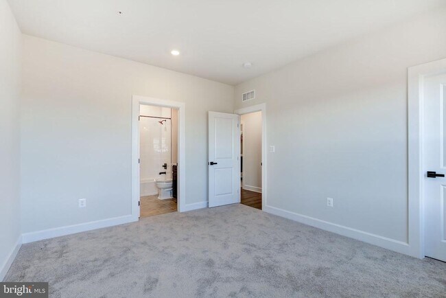 Building Photo - 6547 Clubhouse Dr