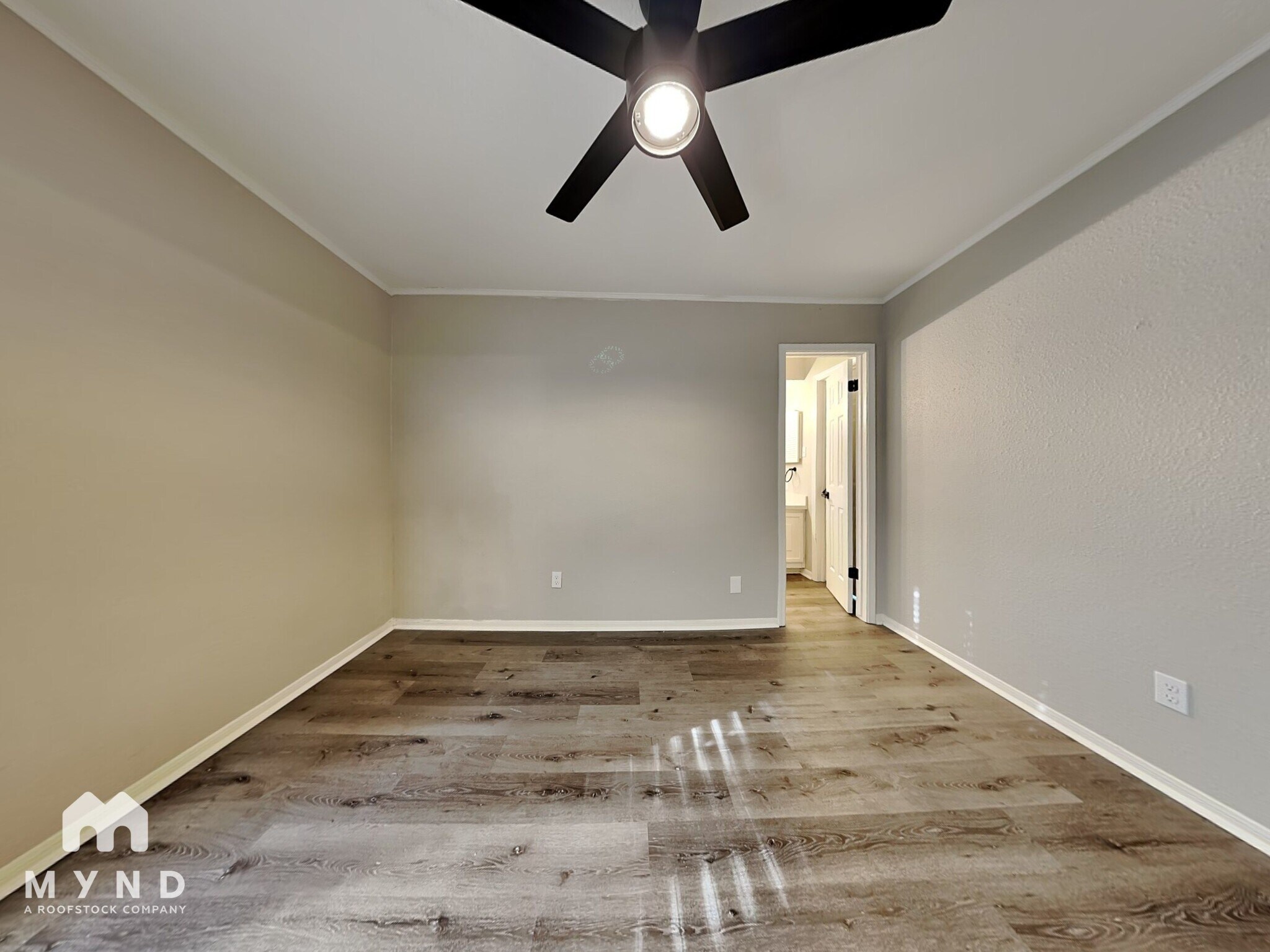 Building Photo - 2052 Lakeside Dr