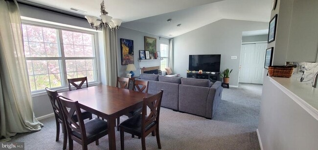 Building Photo - 665 Rose Hollow Dr