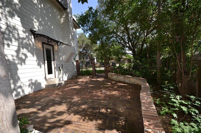 Building Photo - 9543 Summerbrook