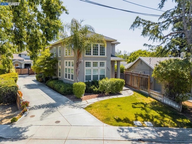 Building Photo - Live Exceptionally in This Peaceful Willow Glen Executive Home; 4 bed/ 4.5 bath