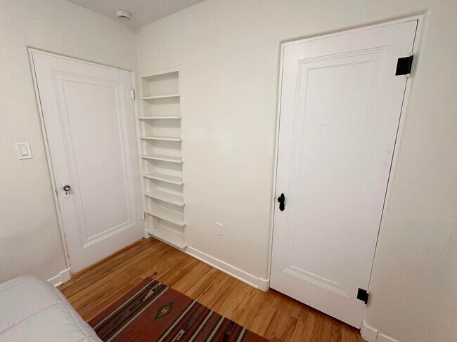 Building Photo - 801 Solano Dr NE