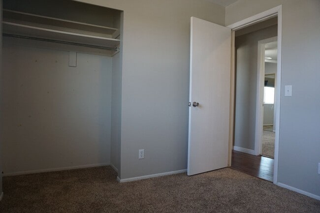 Building Photo - Quiet 4 Bedroom 2.5 Bath Taylorsville Home