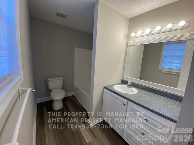 Building Photo - 911 Skyland St