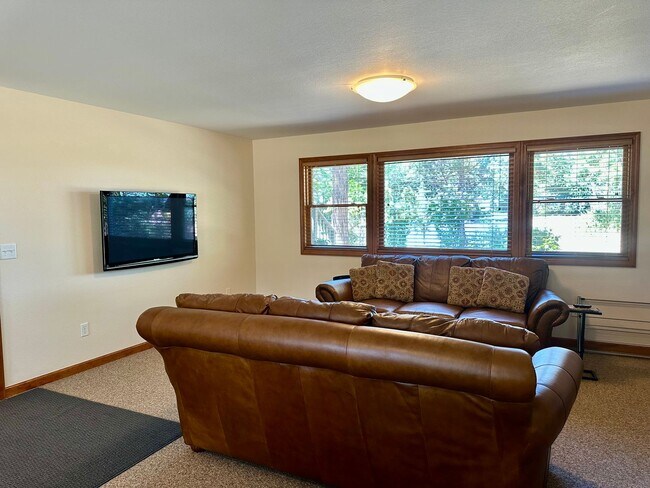 Building Photo - Stunning Running Y Ridge Home with Lake Views – Furnished or Unfurnished!