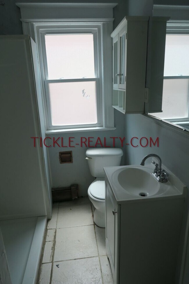 Building Photo - 368 Alexander St