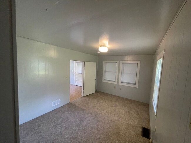 Building Photo - Older 2 bedroom house with a large yard