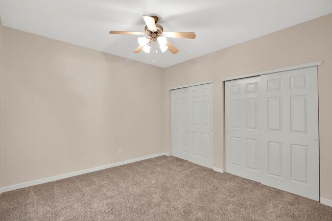 Building Photo - Adorable 3 bedroom 2.5 bath condo in Easts...