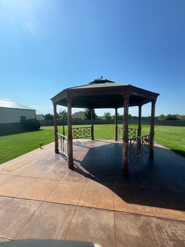 Building Photo - Large 3 bed, 2.5 bath with 30x30 shop