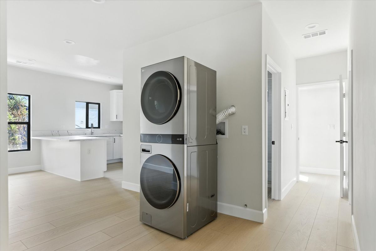 Building Photo - 1172 N Wilton Pl