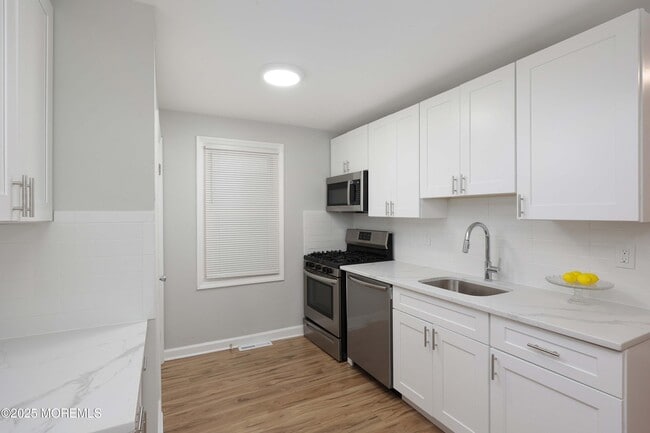 Building Photo - 811 Shore Concourse