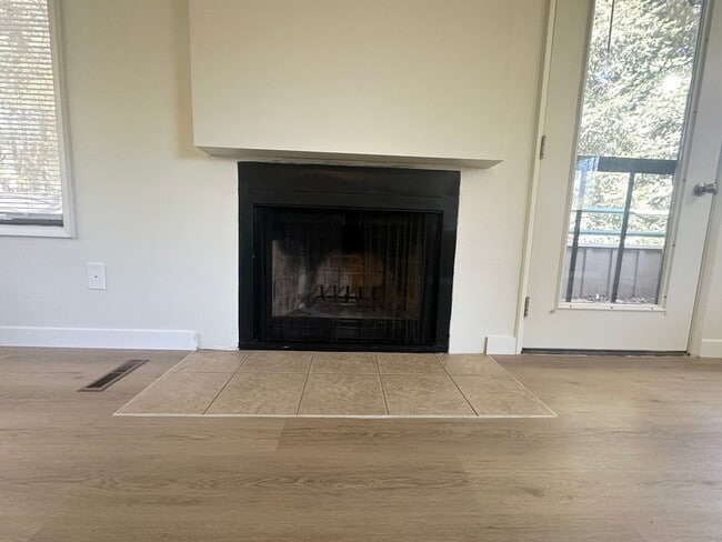 Building Photo - Lake Oswego Refreshed 2nd Story 2 bed/1 bath Condo- W/S/G Included