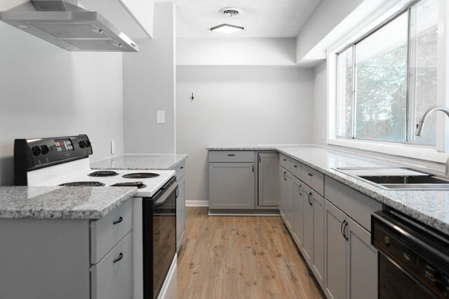 Building Photo - 3336 Oakridge Dr