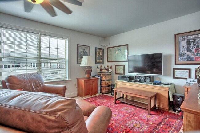 Building Photo - 3 bedroom townhome