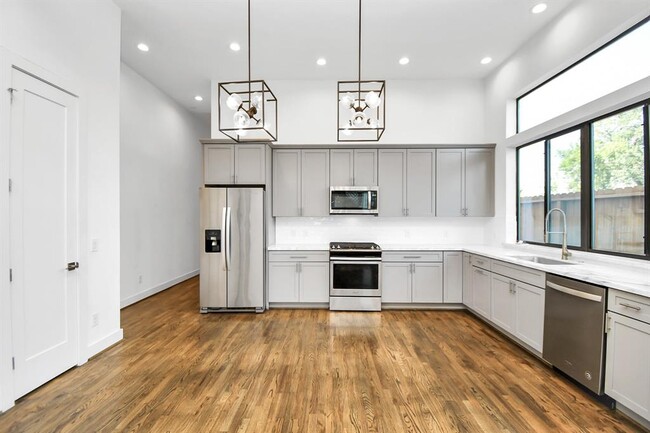 Building Photo - 732 W 22nd St