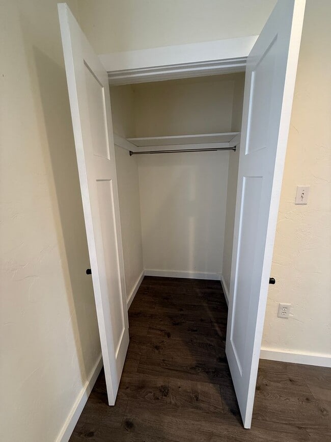 Building Photo - Charming Riverfront 2BR Walking Distance t...