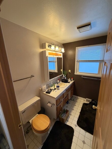 Full Bath - 2997 Sandia Dr