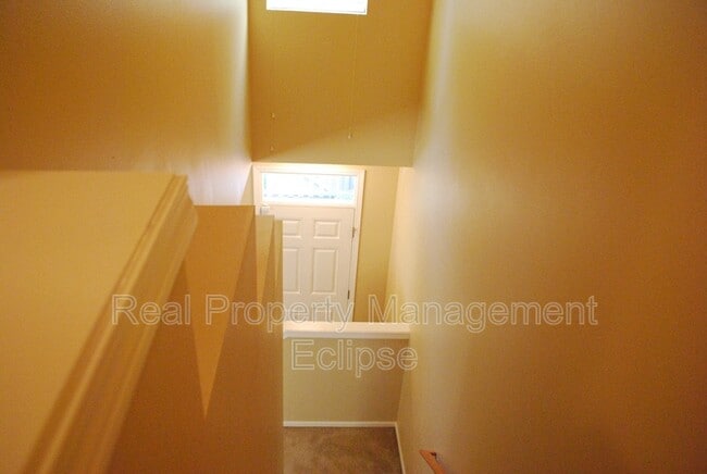 Building Photo - 10707 Ross Rd