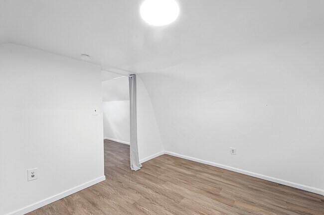 Building Photo - 31 Heights Rd