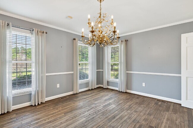 Building Photo - 636 N Wilkinson Dr