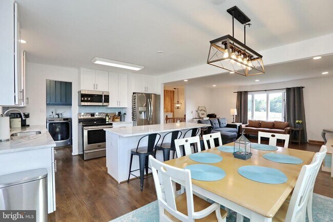 Building Photo - 8530 Wedding Dr