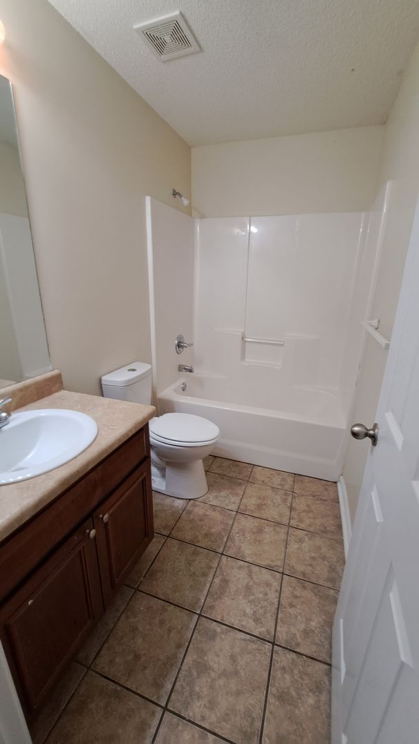 Building Photo - 221 Glade Ln