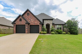 Building Photo - Gorgeous 3 bed/3 bath home in great Bentonville neighborhood