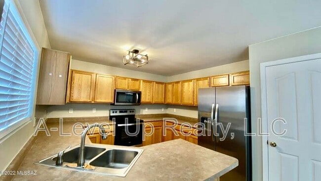 Building Photo - 721 W Flaming Arrow Dr